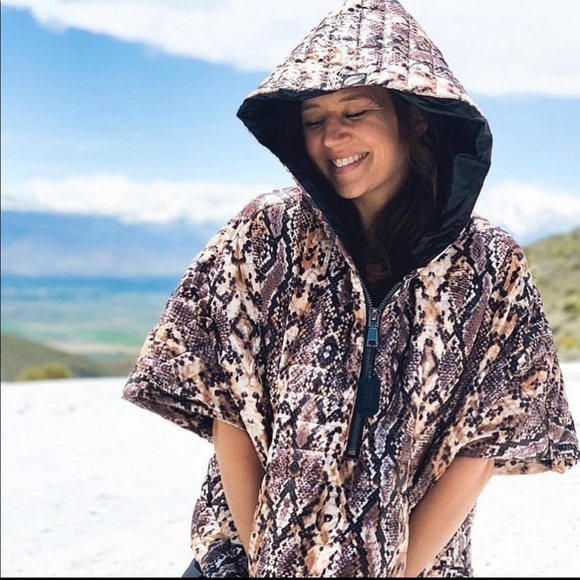 *Rare Find | cropped hi-low poncho silver color - Picture 15 of 16